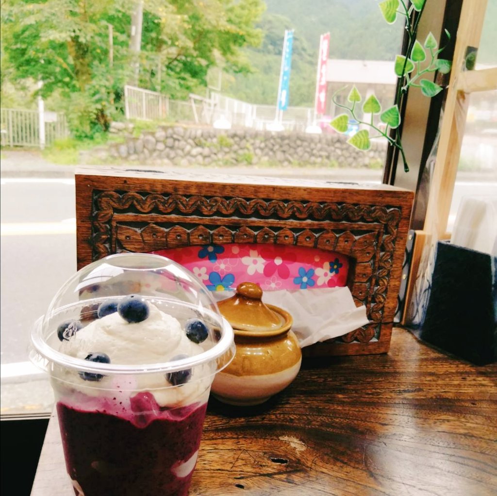 momtotoro2929's tweet photo. あいにくの天気だけど急に思い立って御岳までドライブ。
目的は #CafeMonaca さん。
シフォンケーキと焼菓子をたくさん購入でゴキゲン🥰
マイカップ持参すればスムージーも水出しコーヒーも50円引きになるとか🤩
次は忘れずにタンブラー持って行かなきゃ。 https://t.co/ky3opgenTy
