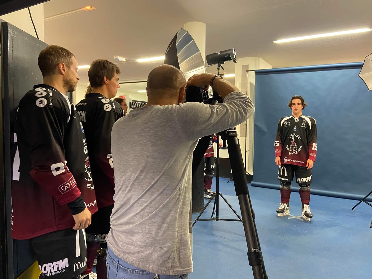 ScorpionsMulho's tweet image. Ce matin c'était shooting photo pour nos Scorpions. Cheeese ! 😁