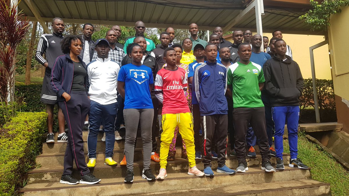 TheTorchRwanda's tweet photo. Commissaire ushinzee iterambere ry'umupira w'amaguru muri @FERWAFA EDMOND amaze gutangiza amahugurwa ya Lisence C CAF kumugaragaro muri Lycee ya kigali https://t.co/lZbl4yN36F