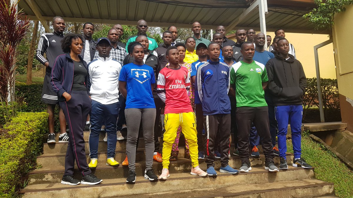 TheTorchRwanda's tweet photo. Commissaire ushinzee iterambere ry'umupira w'amaguru muri @FERWAFA EDMOND amaze gutangiza amahugurwa ya Lisence C CAF kumugaragaro muri Lycee ya kigali https://t.co/lZbl4yN36F