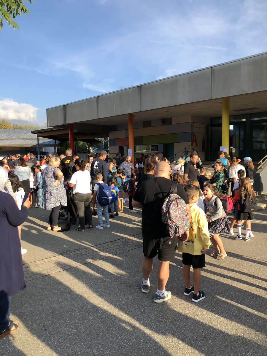 N_Richard38's tweet photo. 924 enfants à #Eybens ont fait leur rentrée en maternelle et en élémentaire. Nous leur souhaitons une belle année riche en rencontres, découvertes, et nouveaux apprentissages. https://t.co/p5ln22LmEn