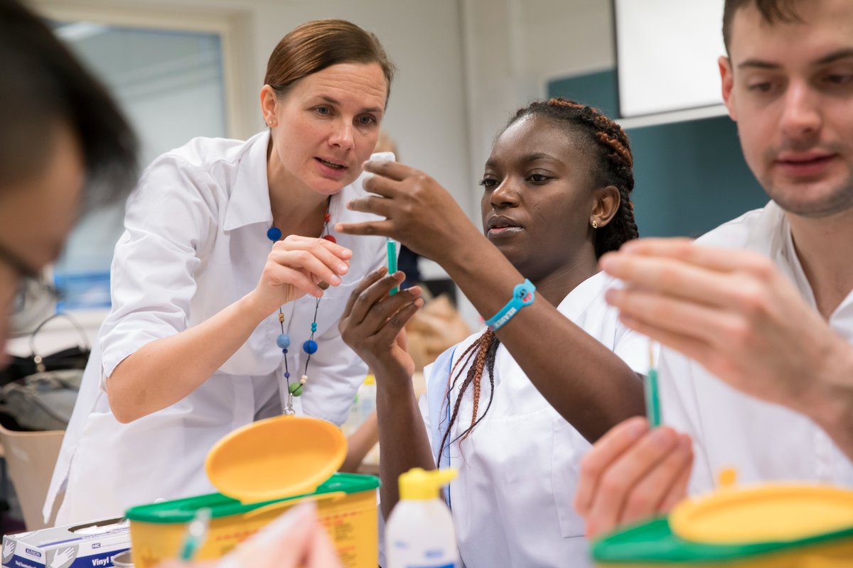 FinBotschaftDe's tweet photo. In 🇫🇮 arbeiten Lehrkräfte der Berufsschulen mit der Arbeitswelt zusammen. Wer sich für eine Uniausbildung in diesem Bereich bewirbt, benötigt praktische Erfahrung aus dem eigenen Fachbereich. Sie lernen, ihren Unterricht🤝mit der Arbeitswelt zu entwickeln.
#EducatingEducators https://t.co/QFLy2fJGUv