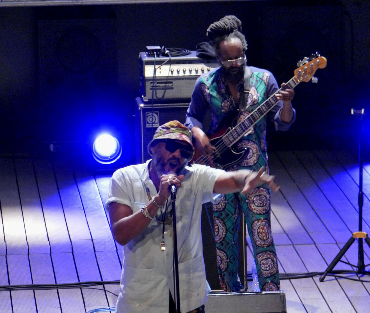 Monc Hulot (@monchulot) on Twitter photo Les Nuits du Domaine d'O « Reggae g’O Soul » invitent Anthony Joseph. Monc y va.
Le jazz prose combat d’Anthony Joseph fissure les murs, saute les balustrades, tire des ponts, bouge les corps, nourrit les mémoires. « Swing Praxis ».
<a href="/adjoseph/">Anthony Joseph</a>
📷📹facebook.com/MoncPlayTime Les Nuits du Domaine d'O « Reggae g’O Soul » invitent Anthony Joseph. Monc y va.
Le jazz prose combat d’Anthony Joseph fissure les murs, saute les balustrades, tire des ponts, bouge les corps, nourrit les mémoires. « Swing Praxis ».
<a href="/adjoseph/">Anthony Joseph</a>
📷📹facebook.com/MoncPlayTime