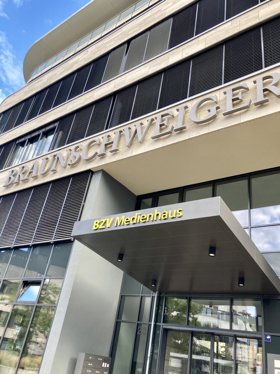 Herzlich willkommen Neuanfang! Ab heute verstärke ich die Redaktion der @BS_Zeitung Ich freue mich auf das Team uns aufs Zeitung Machen.