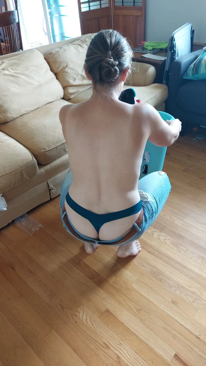 UpsMas's tweet photo. Modelando #thongslip https://t.co/F76tCxj5Br