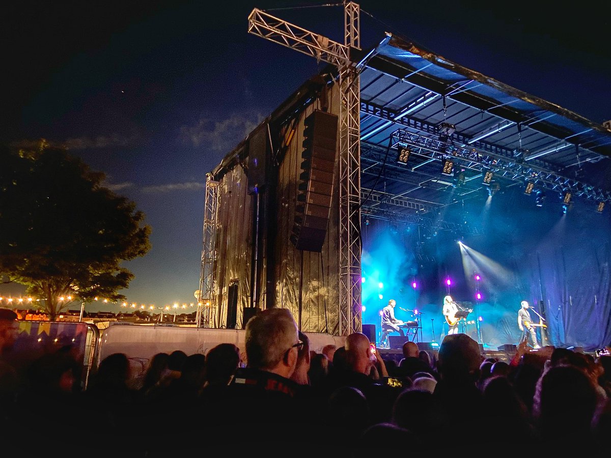 JulsFinuls's tweet photo. Snow Patrol closing the @openhousefest at Bangor Seafront last was all kinds of special. ❄️ @snowpatrol @BangorMarina https://t.co/KfOdjLvtWN