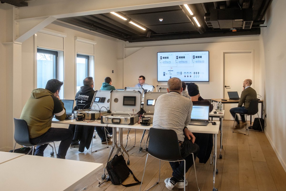 Start het najaar met een #KNX-opleiding 💻

De zomer begint stilletjes aan op zijn einde te komen…maar dit wil wel zeggen dat de KNX Home Control #opleidingen weer van start gaan! Klaar om je KNX-kennis uit te breiden? Bekijk alle data hier: ecatalog.vecolux.be/event

Tot dan! 👋