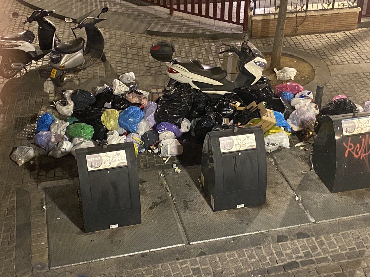 ElPumarejo's tweet photo. Buenos días @Ayto_Sevilla, @AntonioMunozSev y @LipasamSevilla
Esta foto es de anoche, C/ San Luis, DESPUÉS de que pasara el camión de la basura y recogiera la de los contenedores
¿Reconocéis ya el fracaso de la gestión de residuos en el centro, hay alguien al mando?
@SevDegradada https://t.co/pI9rZQ8hFa