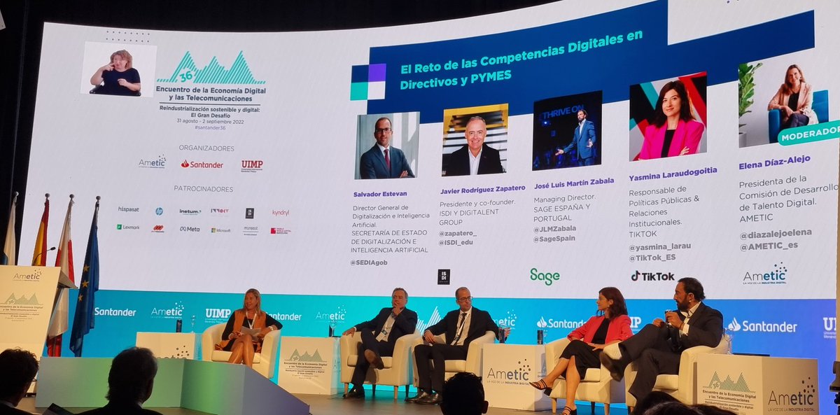 Mesa redonda sobre retos de competencias digitales moderada por <a href="/diazalejoelena/">Elena Diaz-Alejo</a> poniendo de manifiesto la importancia del kit digital, talento y capacitación en pymes, hoy en #santander36 organizada por <a href="/AMETIC_es/">AMETIC</a>