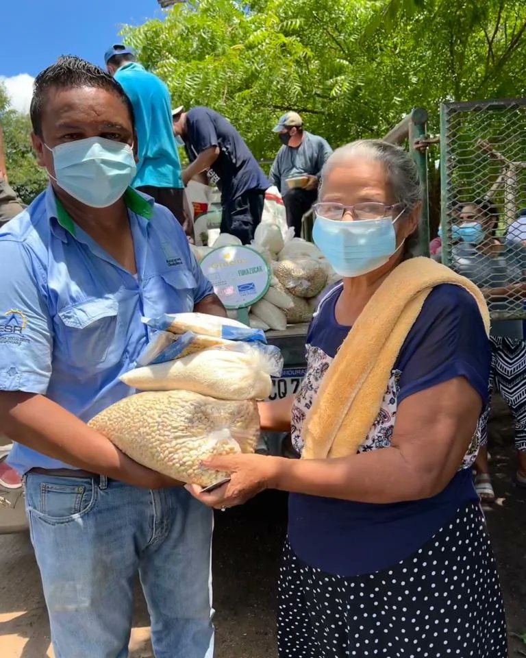 Con Azucarera Choluteca llevamos paquetes de alimentos a más de 200 familias en la comunidad de Piedras de Agua en Marcovia, Choluteca. Acciones solidarias del programa de donaciones que mantiene la fundación con la Asociación CEPUDO-FFTP.
#SomosFunazucar
#DulceSolidaridad