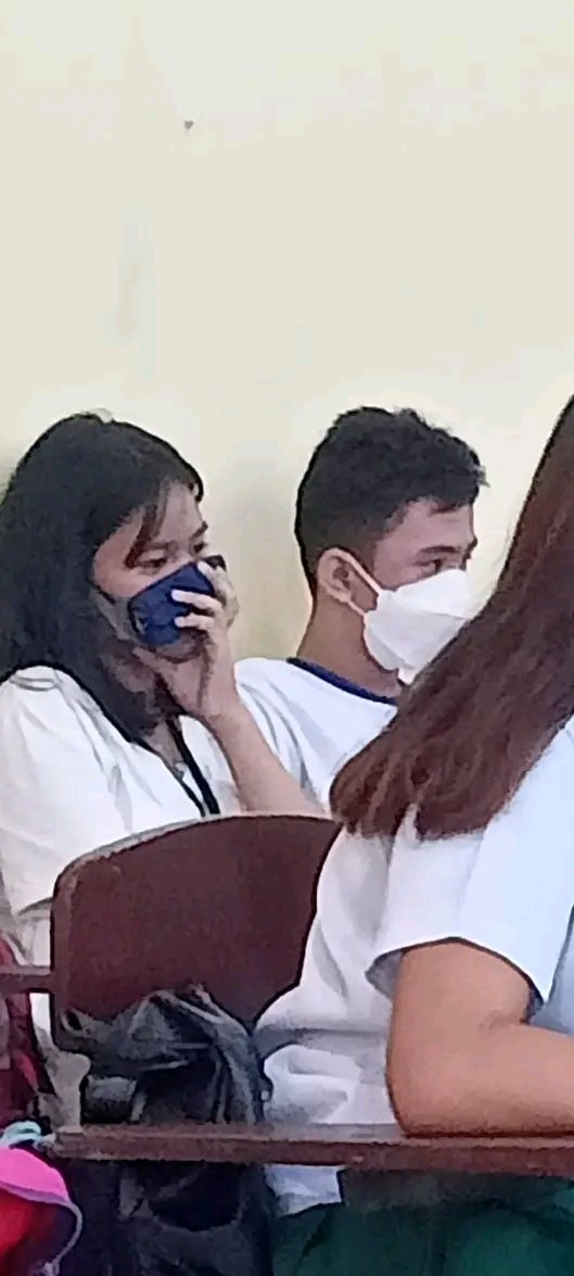 Kita niyong nag-aaral ng mabute Yung tao tapos pipicturan niyo?😃