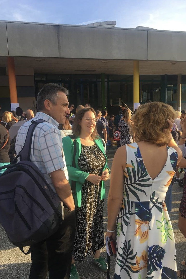 Cyrielle_Chtl's tweet photo. Très heureuse d'avoir échangé ce matin avec @N_Richard38 et les équipes éducatives de l'école des Ruires.

Une école remarquable, pleine de projets, comme par exemple la fresque réalisée par l'artiste Nessé avec les élèves. 

#Eybens #circo3802 #Rentree2022 https://t.co/zFv6pOZzzf