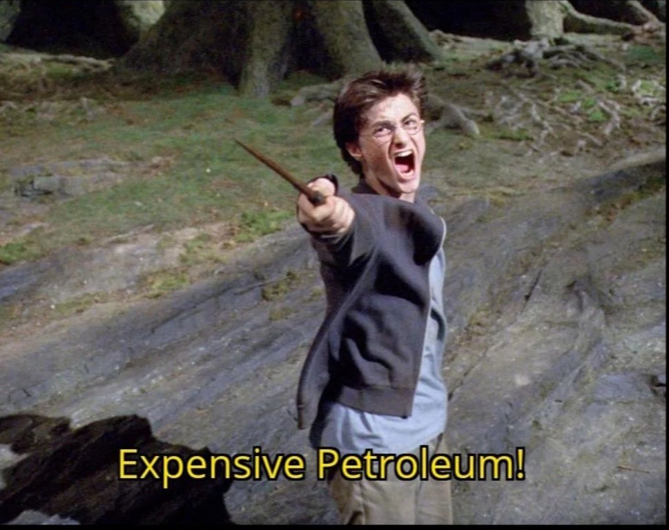 Harry Potter hält seinen Zauberstab hoch und ruft 'expensive petroleum' 