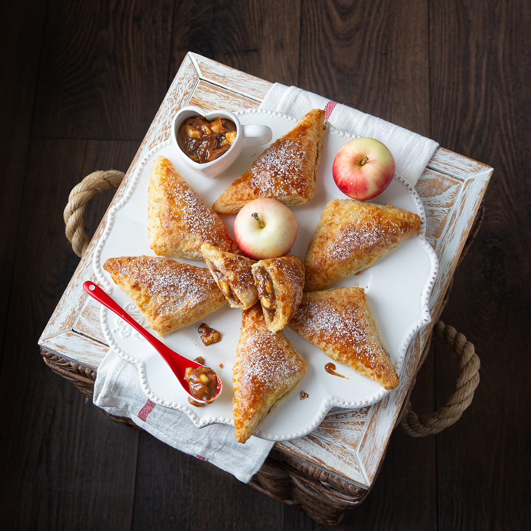 Toffeen ja omenan yhdistelmä tekee näistä viinereistä ihanan herkulliset 🍎😋👉Kokeile ja nauti! Kurkkaa resepti täältä hubs.li/Q01k_cjR0 #myllynparas #parhaatviinerit