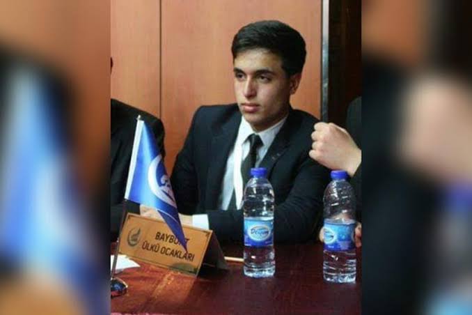 Bahçelievler ilçemize silah ve bıçakla gelerek göz göre göre katliam yapmayı planlayan, arkadaşlarımızı katletmek maksadıyla saldırarak yaralayan Muhammet Eren Sütçü iktidar yargısı tarafından serbest bırakıldı. Saldırgan #MuhammetErenSütçü derhal tutuklanmalıdır.