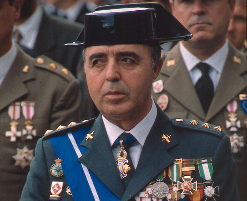 En España una vez no es que acercasen, LIBERARON a un asesino terrorista preso tras cumplir sólo 4 años de una pena de 71. Al parecer tenía una enfermedad terminal.
Murió 17 años después por el COVID.
El PP, la AVT, COVITE, etc, no dijeron ni mu.
El asesino tenía este aspecto.