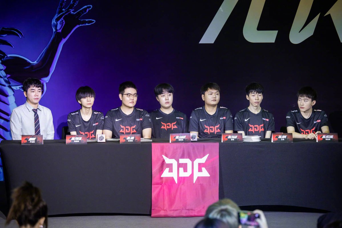 Today #LPL summer finals will provide every pro view for both sides.

<a href="/JDGaming/">JD GAMING</a>

369: live.bilibili.com/22965398
Kanavi: live.bilibili.com/22965466
Yagao: live.bilibili.com/23030403
Hope: live.bilibili.com/23030407
Missing: live.bilibili.com/23030409