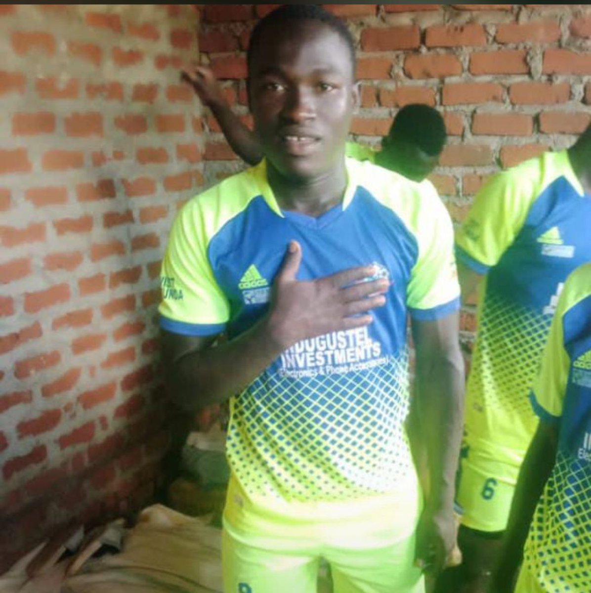 DidiUganda's tweet photo. Gone to soon Ondongo Derrick!😭😭 
Abadde omusambi we Sazza lya Busiro Esazza ne Buddo SS Ondongo Derrick afudde amakya ga leero kitalo nyo kitalo ddala, mukama amusonyiwe byona ebyamusobako 
#RipDerick https://t.co/VZvtAGd39F