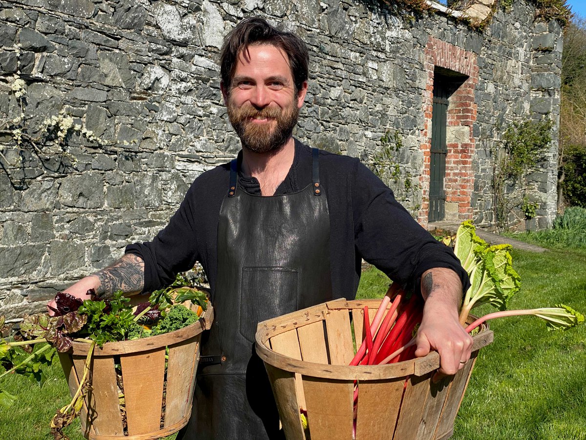 In a brand new series Strawbridge Over The Drawbridge for <a href="/BBCnireland/">BBC Northern Ireland</a> &amp; <a href="/BBCiPlayer/">BBC iPlayer</a>, beginning on Monday 5 September at 8pm, <a href="/eco_boy/">James Strawbridge</a> unearths terrific tales and hopes to cook up a storm as he travels the country on a tour of some NI's most magnificent country houses and estates