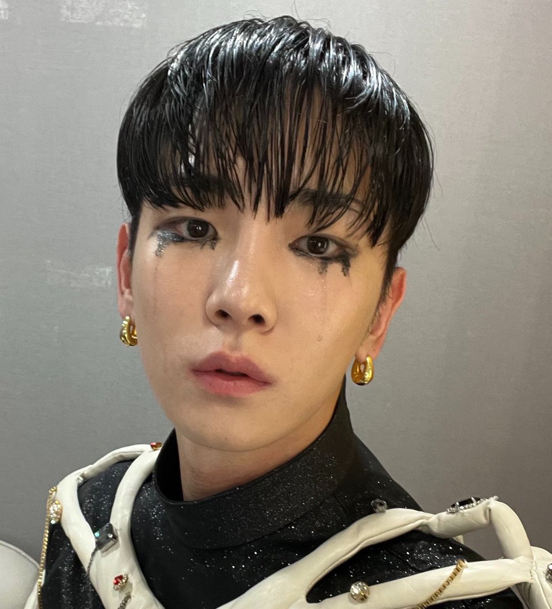 the black eyeshadow tears 🤲