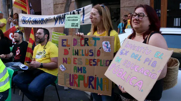 3CatInfo's tweet photo. Educació ofereix als sindicats 3.500 mestres més i que els docents recuperin al gener l'horari que tenien abans de les retallades si desconvoquen les vagues https://t.co/3rMS2f9N8u https://t.co/sQIGtTBUHM