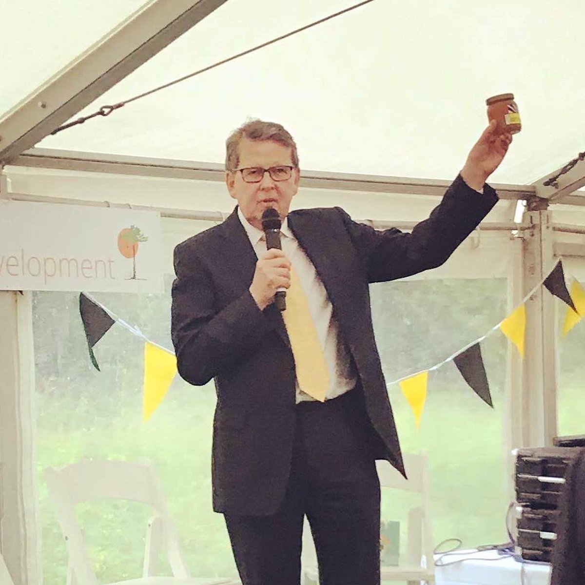SunnyfieldsHone's tweet image. In 2019 I briefly met #BillTurnbull at a @beesfordevelopment garden party. I told him how his book had delighted me and given me the courage to pursue #beekeeping. He told me how he was still getting stung and had recently been stung on the forehead. A true gem 😢 🐝