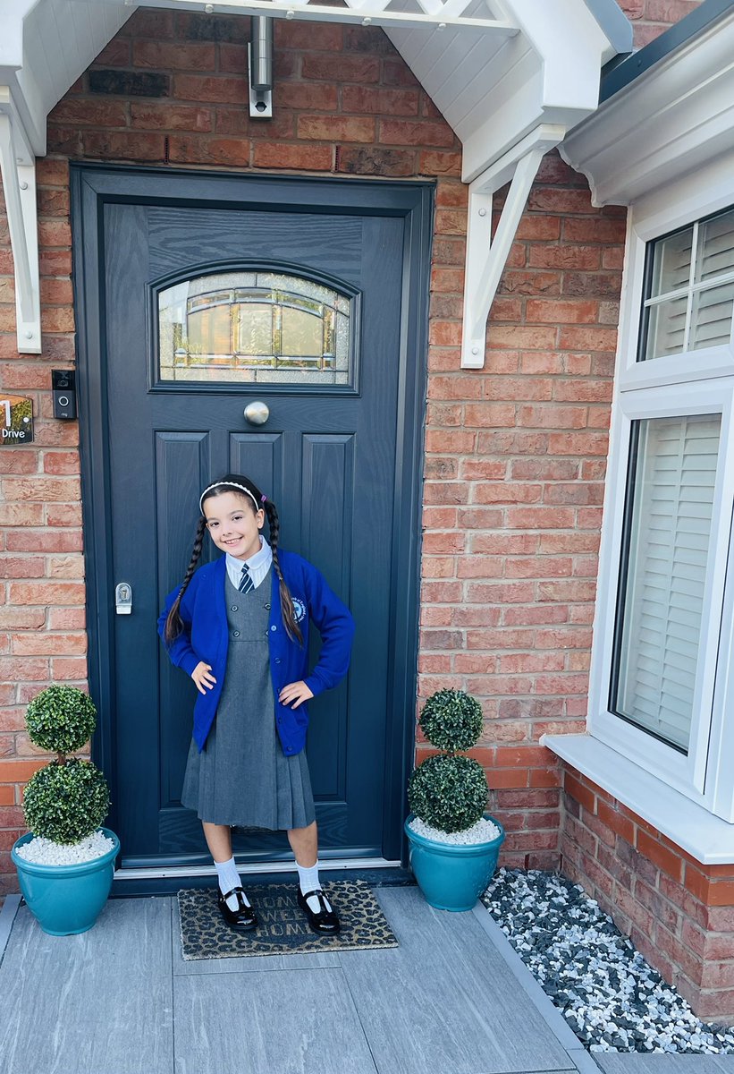 DebbieHodaj's tweet photo. @halewoodcofe  #first day back #year 4  #growing up way to fast https://t.co/wzdDUPq6ag