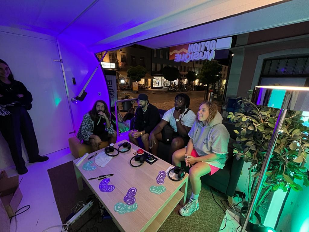 RadioTeleSuisse's tweet photo. 🚌🎤🎁 Notre caravane #OptionMusique vous donne rendez-vous aux #Francomanias à #Bulle jusqu’à samedi. Rencontrez les équipes et tentez de gagner des prix en participant à notre quizz! Nous vous attendons avec impatience!
#RTSAvecVous #RadioTelevisionSuisse https://t.co/qrbmLBOYTn