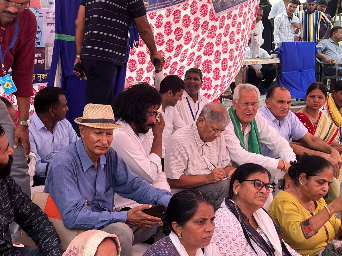 Prksh_Ambedkar's tweet photo. जयपुर शहिद स्मारक से मानवाधिकार मार्च एवं सभा की शुरुआत हो चुकी है। सभा के बाद मा.मुख्यमंत्री के निवास पर उन्हें निवेदन सौंपा जाएगा। छुआछूत और भेदभाव हमें बर्दाश्त नहीं, इसके खिलाफ सरकार को भी कड़े कदम उठाने होंगे। https://t.co/9bXGLGTWNc