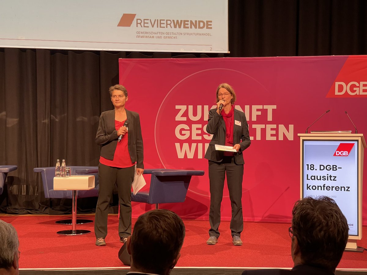 .<a href="/danielakolbe/">Daniela Kolbe</a> (stellv. Vors. <a href="/dgb_sachsen/">DGBSachsen</a>) &amp; Katja Karger (Vors. <a href="/DGB_Berlin_BRB/">DGB Berlin-Brandenburg</a>) eröffnen gemeinsam die #Lausitzkonferenz #lk22: „Die Menschen brauchen Sicherheit im Wandel“, sagen sie und dass Strukturwandel nicht an Landesgrenzen Halt macht „Wir müssen das gemeinsam angehen!“