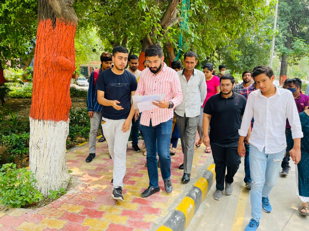 NSUIDelhi's tweet photo. NSUI Delhi state president @Kunalsehrawat8 ji reached at NTA office along with students and parents and discussed about technical glitches, result errors and extra attempt for #JEE aspirants.  https://t.co/22sjGhapJw