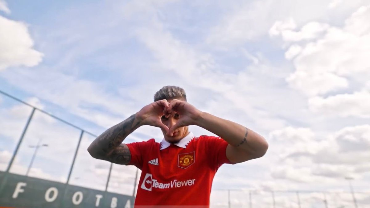 UnitedStandMUFC's tweet photo. Antony in RED ❤️ https://t.co/drWlk8fu61