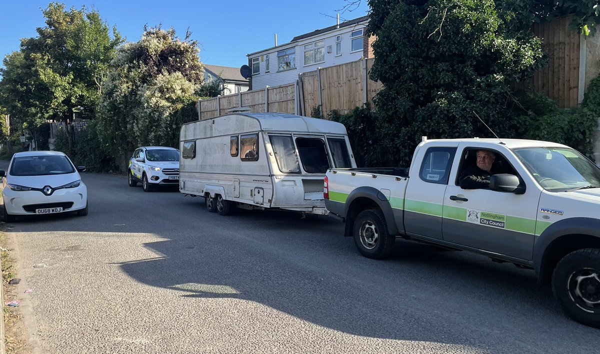 CP_VehiclePound's tweet photo. Partnership working at its best, early morning job working with @ORTsafenottm and @MyNottingham Cemetery Team to remove an abandoned caravan near @my_radford allotments, my thanks to Andy Burton for the loan of his Ford Ranger @SafeNottm https://t.co/4DyCGZJDZo