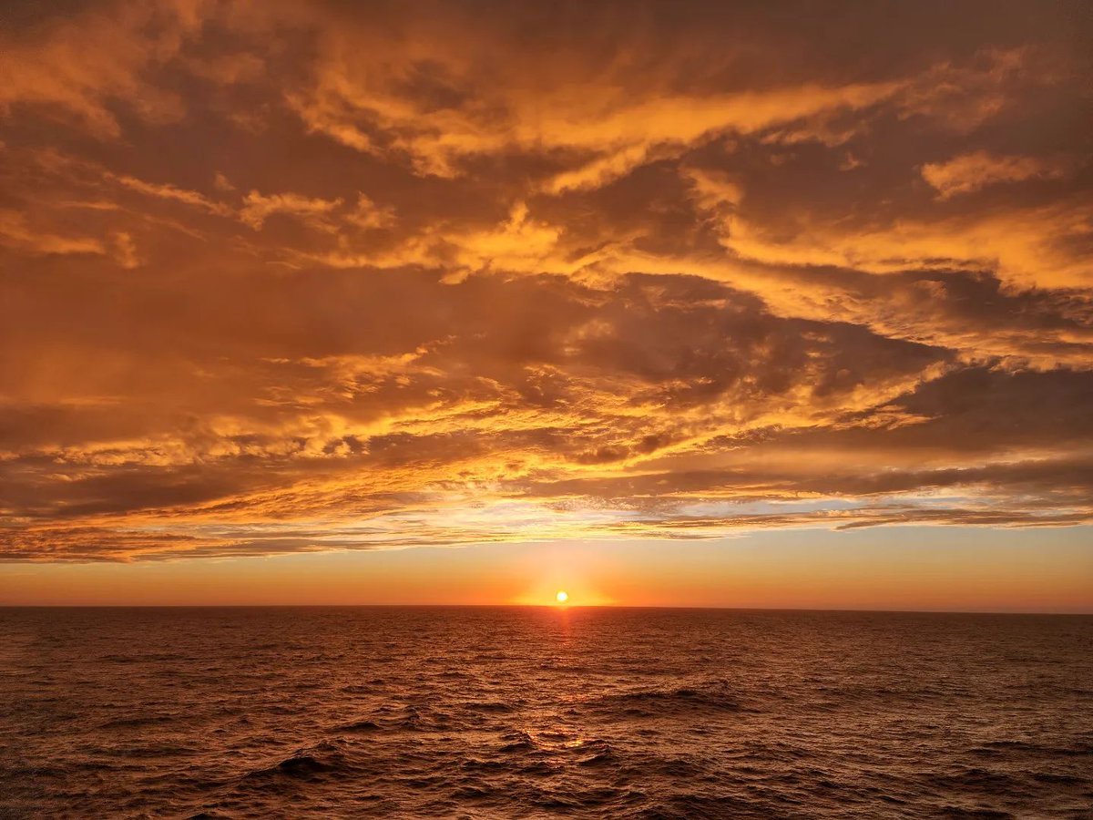 Koogly's tweet photo. If hell hath open a gate for me, I'll gladly take a step in to peer!

No edits! It literally was like this!!🤯🤯

#Atlanticocean #wanderlust #sailorslife #lifeatsea #notthebestsunset #sunset #dramatic #samsing #s22ultra #nofilter https://t.co/GlZNE4c0qw