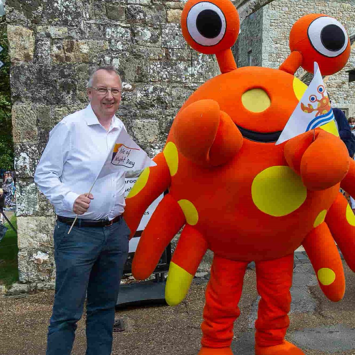 We delighted to have launched 'Friends of Isle of Wight Day' our Volunteer arm of our event.

We are looking for volunteers to come and join our team to help make this event possible.

To join us here> bit.ly/3dMTvQD

#isleofwight #isleofwightday #friendsofisleofwightday