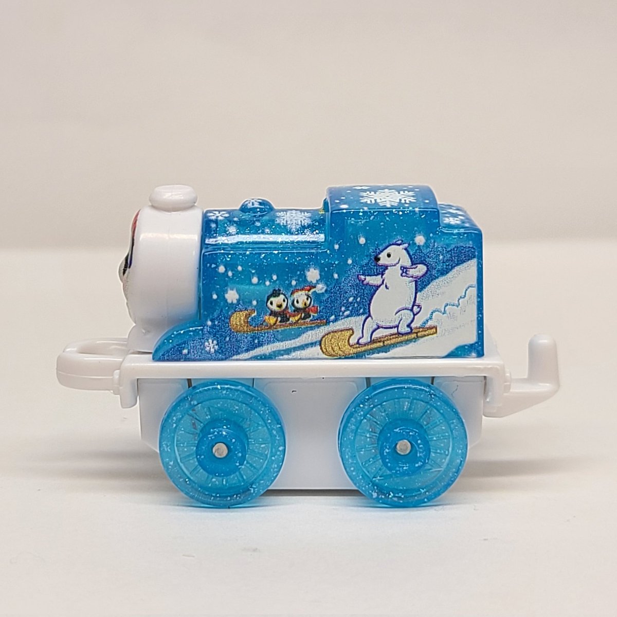 TF_Minis's tweet photo. 今年の新作①

スノーボーダーのトーマス。

側面は白熊とペンギンが楽しくスノーボードやソリで遊んでいる様子が���かれています。

個体差で上にズレてたので複雑な気分...。 https://t.co/aCP9n8aYfh