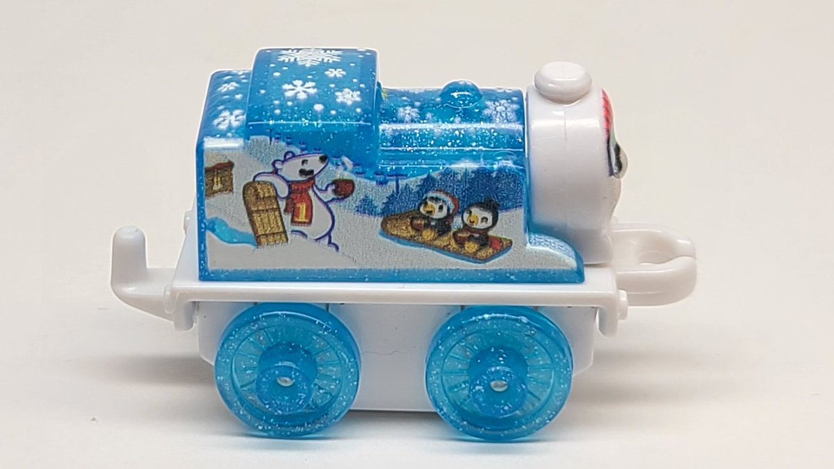 TF_Minis's tweet photo. 今年の新作①

スノーボーダーのトーマス。

側面は白熊とペンギンが楽しくスノーボードやソリで遊んでいる様子が���かれています。

個体差で上にズレてたので複雑な気分...。 https://t.co/aCP9n8aYfh