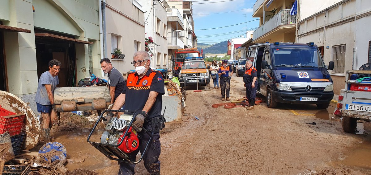Coordinadora_AV's tweet image. Bon dia,
avui fa un any de les importants inundacions d'#Alcanar, on es va demostrar que el voluntariat de #ProteccióCivil ben equipat, format i coordinat és imprescindible a les emergències. 
@Coordinadora_AV 
@AlcanarAJ 
@emergenciescat 
@proteccioncivil
