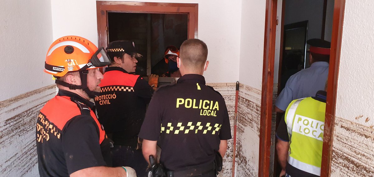 Coordinadora_AV's tweet image. Bon dia,
avui fa un any de les importants inundacions d'#Alcanar, on es va demostrar que el voluntariat de #ProteccióCivil ben equipat, format i coordinat és imprescindible a les emergències. 
@Coordinadora_AV 
@AlcanarAJ 
@emergenciescat 
@proteccioncivil