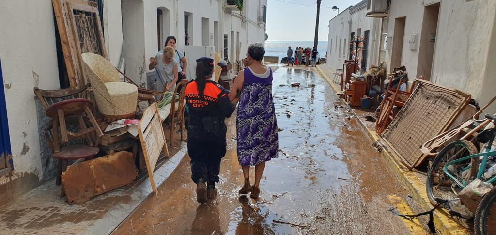 Coordinadora_AV's tweet image. Bon dia,
avui fa un any de les importants inundacions d'#Alcanar, on es va demostrar que el voluntariat de #ProteccióCivil ben equipat, format i coordinat és imprescindible a les emergències. 
@Coordinadora_AV 
@AlcanarAJ 
@emergenciescat 
@proteccioncivil