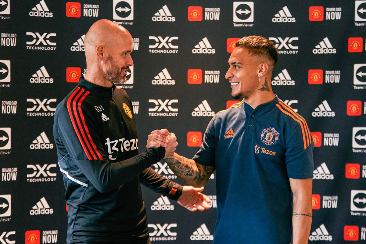UnitedStandMUFC's tweet photo. Ten Hag 🤝 Antony https://t.co/DTv1Shxwwy