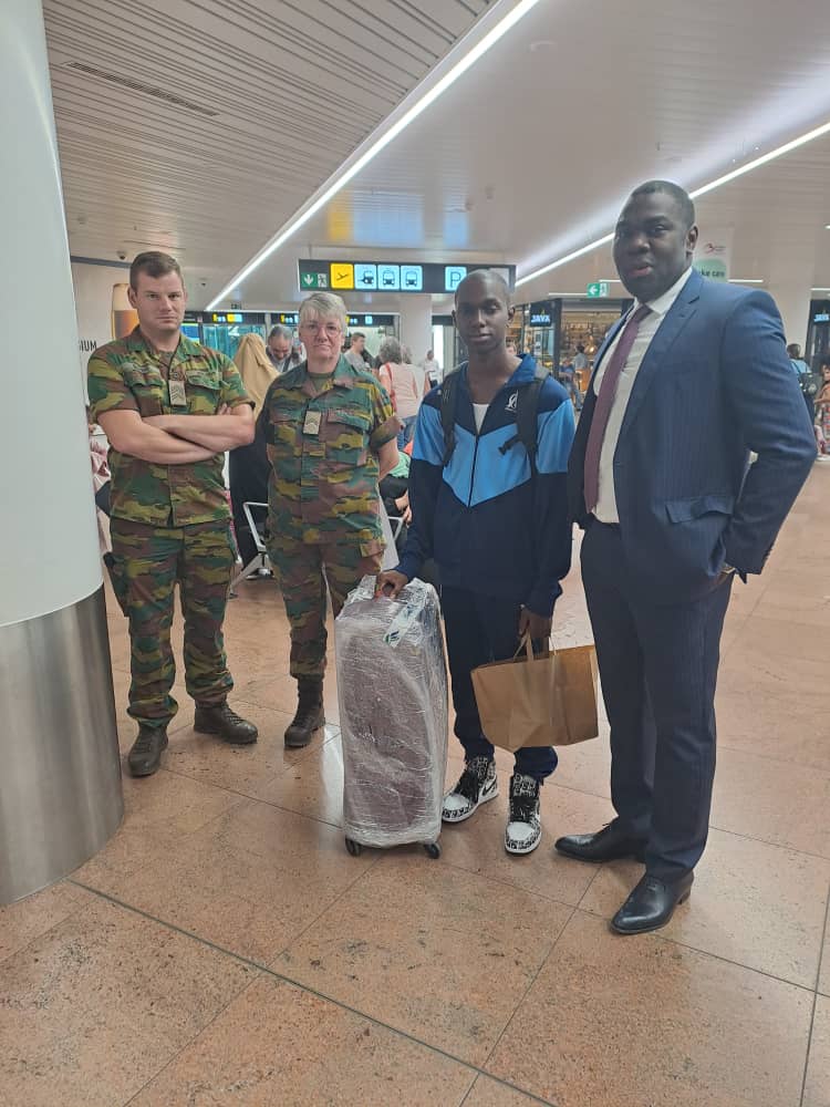 EmvahouA's tweet photo. Plaisir que le #Gabon soit toujours de la partie; Cette fois avec la présence, toujours au mérite, en faculté #Polytechnique d'un jeune issu des Classes Prépas du Lycée National Léon Mba #MathSup. @KMS_ERM_RMA @AmbGabonBenelux @EllaNgoua @OngouoriF https://t.co/XTvt8nJZje