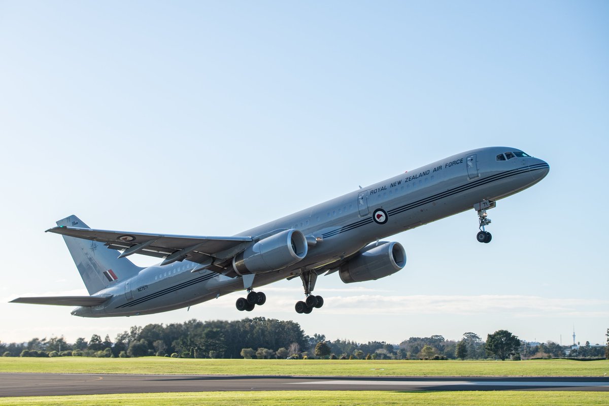 NZDefenceForce's tweet photo. 1️⃣ An @NZAirForce Boeing aircraft departs #BaseAuckland with a group of @NZArmy soldiers deploying to the United Kingdom where they will train Ukrainian infantry recruits. Photo: Petty Officer Chris Weissenborn
#Force4NZ https://t.co/n3zmfpvhJj