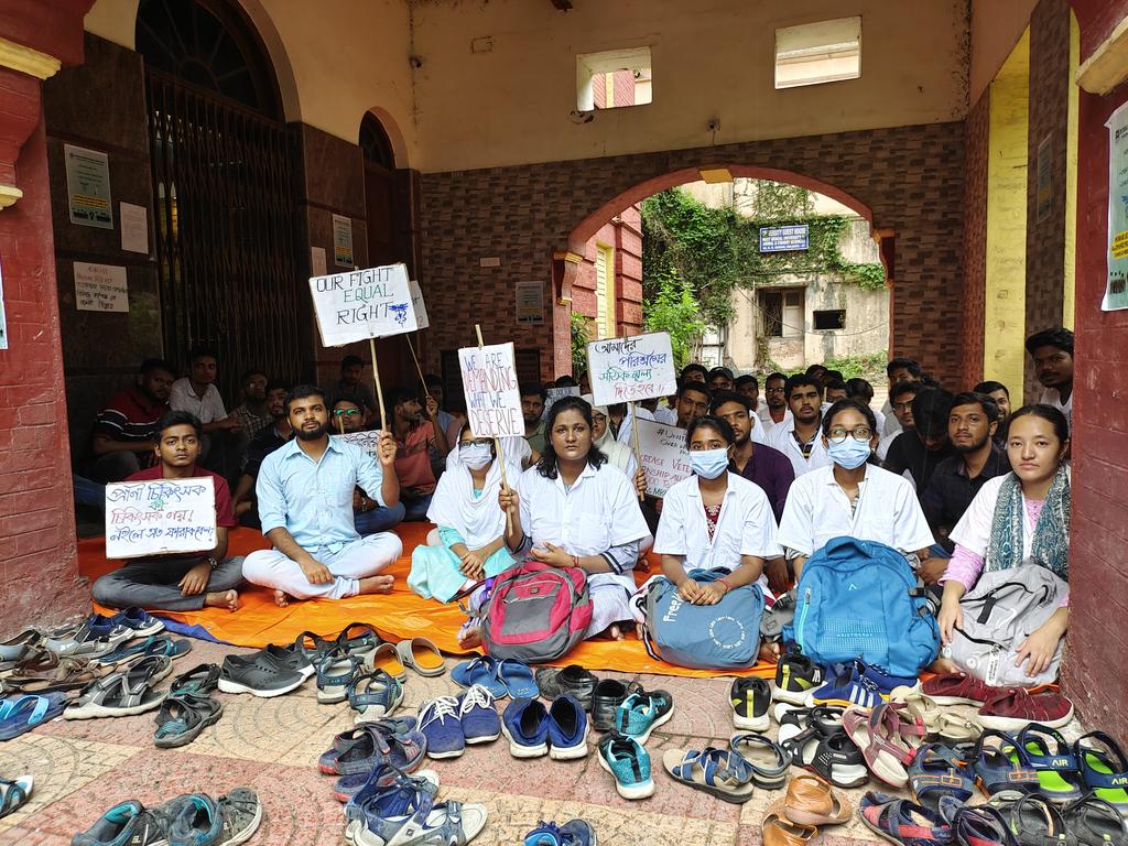 অবস্থান বিক্ষোভ Day- 17✊
#increase_wb_vet_stipend #increase_veterinary_intern_stipend
#increase_veterinary_internship_allowance
<a href="/MamataOfficial/">Mamata Banerjee</a> <a href="/abhishekaitc/">Abhishek Banerjee</a> <a href="/SwapanDebnath98/">Swapan Debnath</a> <a href="/WBTMCPofficial/">West Bengal Trinamool Chhatra Parishad</a>
<a href="/AITCofficial/">All India Trinamool Congress</a> <a href="/HomeBengal/">HOME DEPARTMENT - GOVT. OF WEST BENGAL</a> <a href="/atul1chaturvedi/">atul chaturvedi</a> @Murugan_MoS <a href="/Dept_of_AHD/">Dept of Animal Husbandry & Dairying, Min of FAH&D</a> <a href="/presidentVCI/">Dr. Umesh C Sharma</a>