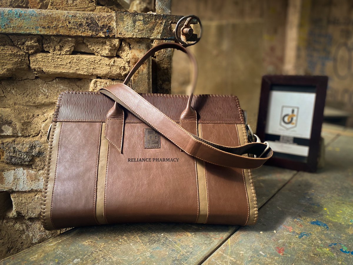 delorm_crafts's tweet photo. Each task is a powerful opportunity to add richness to your life.  Stay focused 
#madeinghana🇬🇭 #laptopbag #leathercrafts 

..taking orders now‼️ https://t.co/Cg7sMnLIEn