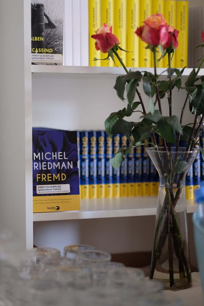 berlinverlag's tweet image. Heute gibt's frischen #Lesestoff im Berlin Verlag: "Fremd" von Michel Friedman, "Macht &amp;amp; Millionen. Die spektakulärsten Verbrechen und Skandale" von @ZgencKayhan &amp;amp; @SolveigGode, "Hohe Berge" von Silke Stamm und "Was bleibt, ist die Freude" von Manuel Vilas ✨