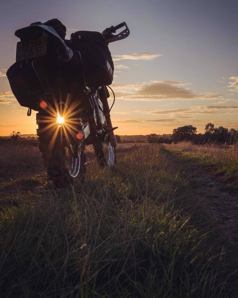 WilliamPenrice's tweet photo. Fading August light - thanks for summer #hondamotorcycles #hondaxr #greenlaning #xr250r #shootandride #vinduro https://t.co/Bsu3WUK579 https://t.co/d6WE55x5TP