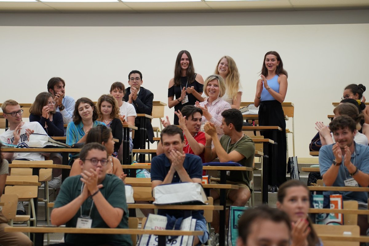 FSV_UK's tweet photo. V létě se studentky #FSVUK zúčastnily @laSPECQUE – největší mezinárodní frankofonní simulace 🇪🇺 parlamentu na světě, která se konala v Quebecu.🇨🇦

Rozhovor s @maja_markus, vedoucí delegace @UniKarlova, najdete na našem blogu!
➡️https://t.co/M7wG8DgTFY https://t.co/4bK7kpQRej