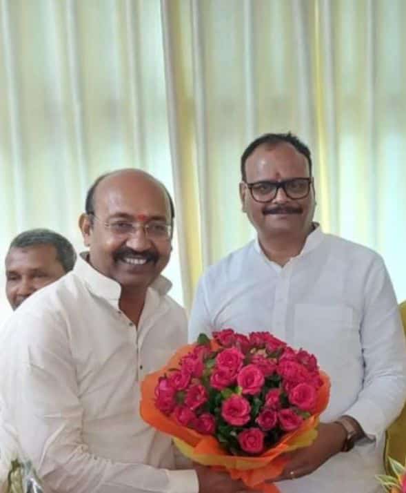 AdarshS3hitler's tweet photo. आज गोंडा सर्किट हाउस में उत्तर प्रदेश के उप मुख्यमंत्री श्री बृजेश पाठक जी से  औपचारिक मुलाकात किया ।।।
@Maheshnarayant @IamMaheshTiwari @brajeshpathakup @UPGovt @BJP4DISTGONDA https://t.co/fIl6sjujbW