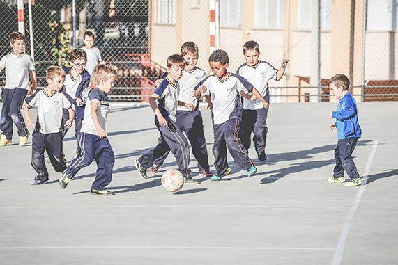 RajadoresFutbol's tweet photo. Partido en el patio. No eran pachangas, eran finales. La que te gusta, mirando. Rezas para que la estrellita de la otra clase tenga un mal día, el bastardo de él. Tremendas polémicas. Piques históricos. Los pibes oliendo a mandril tras cada recreo. Que no suene la campana nunca. https://t.co/lwnlSgTacs